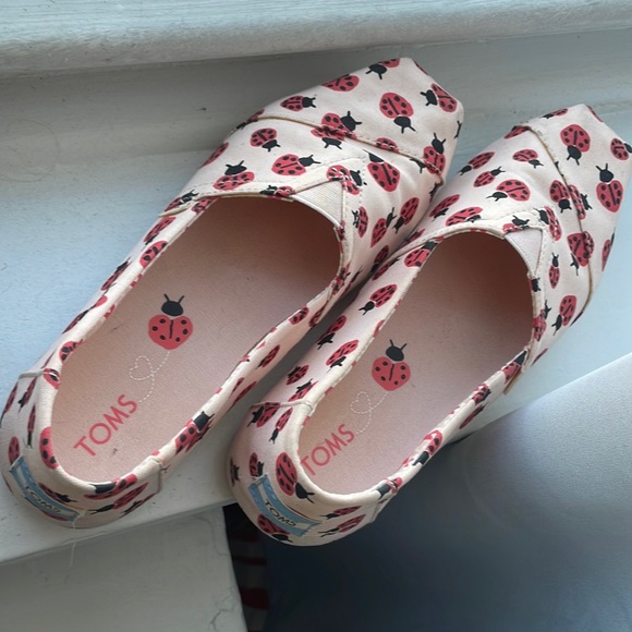 Ladybug Toms size 7 - Picture 2 of 6